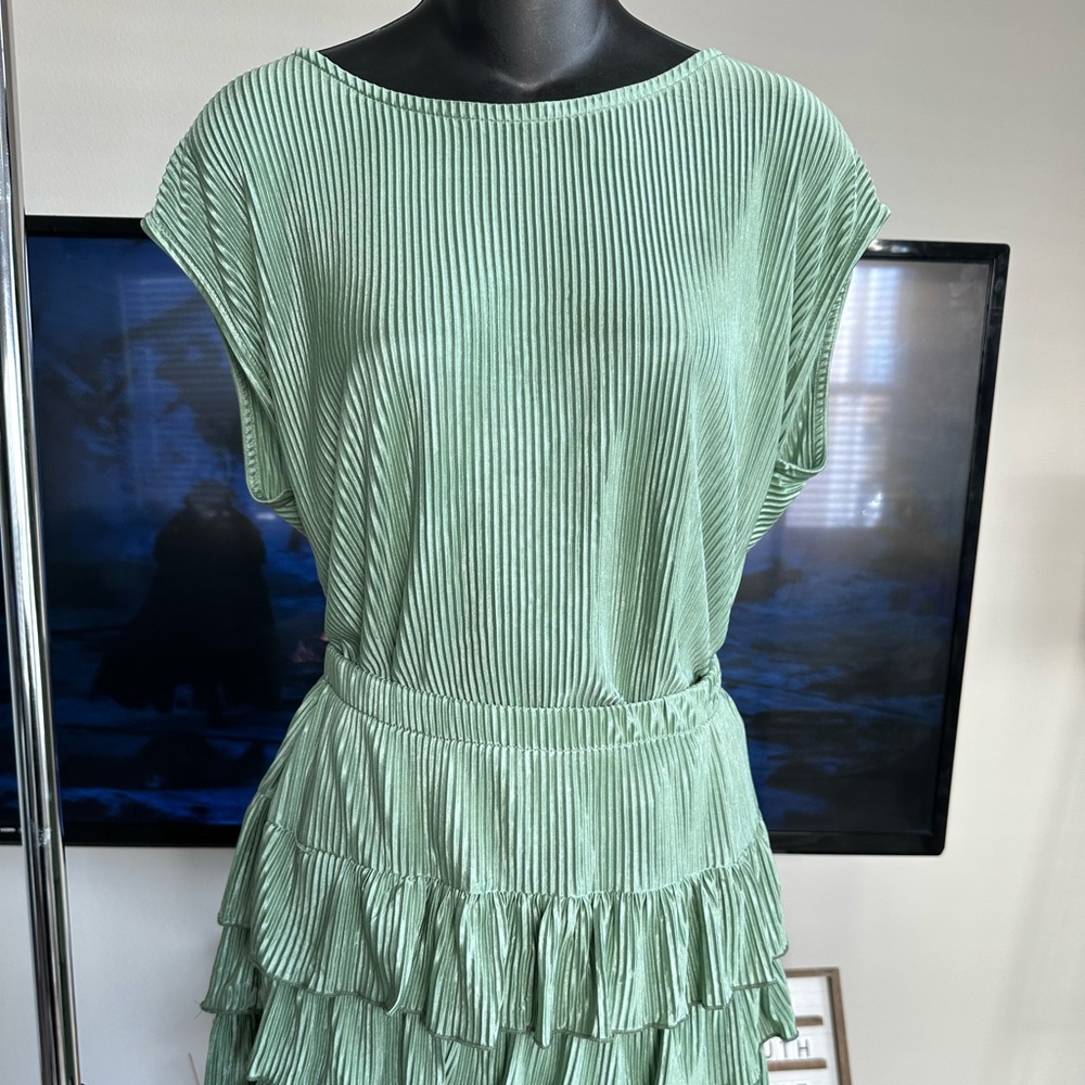 Green Ruffled Skirt Set - Picture 4 of 7